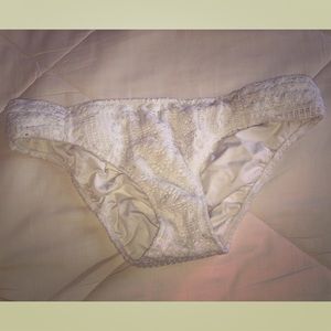 VICTORIAS SECRET - White Lace Bikini Bottom - Med